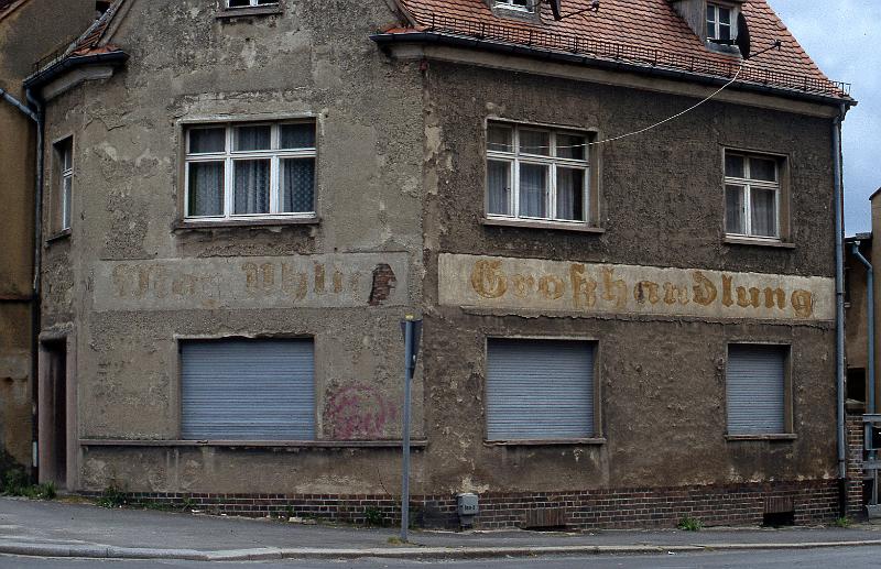 Radeberg, Pulsnitzer Str.-Ecke Langbeinstr., 1.9.1996.jpg - Max Uhlig, Großhandlung